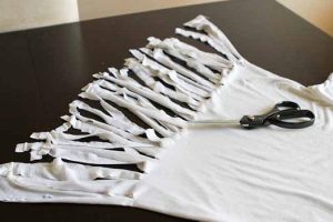 Cómo customizar camisetas con flecos