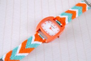 Haz un reloj con macramé para el verano