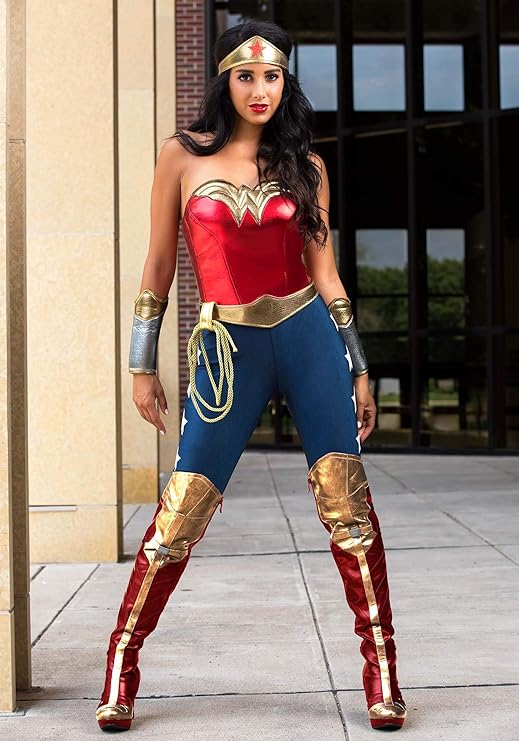Mujer posando de Wonder Woman.