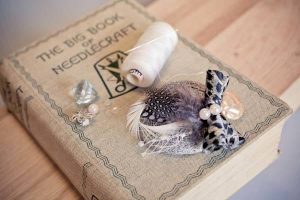 Cómo hacer un tocado con plumas y pedrería