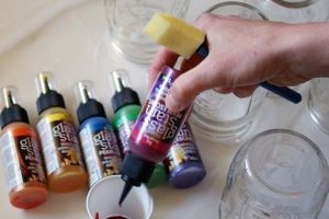 Recicla una lámpara de araña y dale mucho color