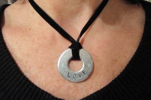 Cómo hacer un colgante con texto grabado